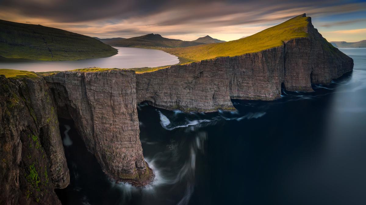 El impresionante lago Sørvágsvatn, el "lago sobre el océano"
