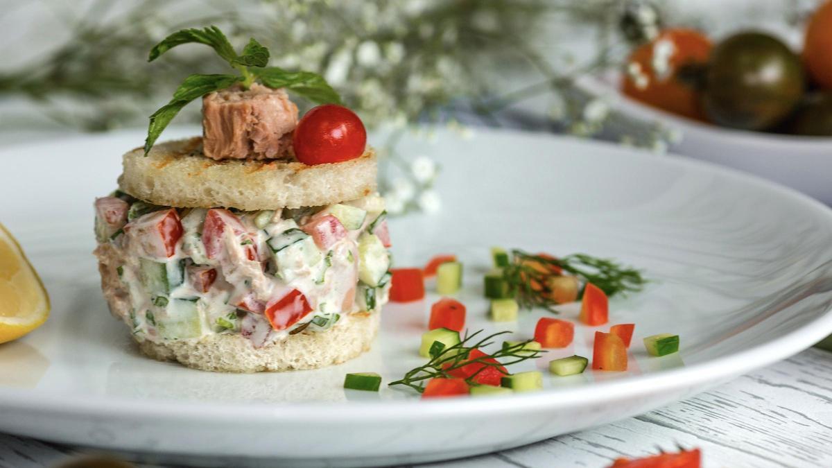 Los restos del cóctel de gambas pueden servir para preparar una ensaladilla rusa.