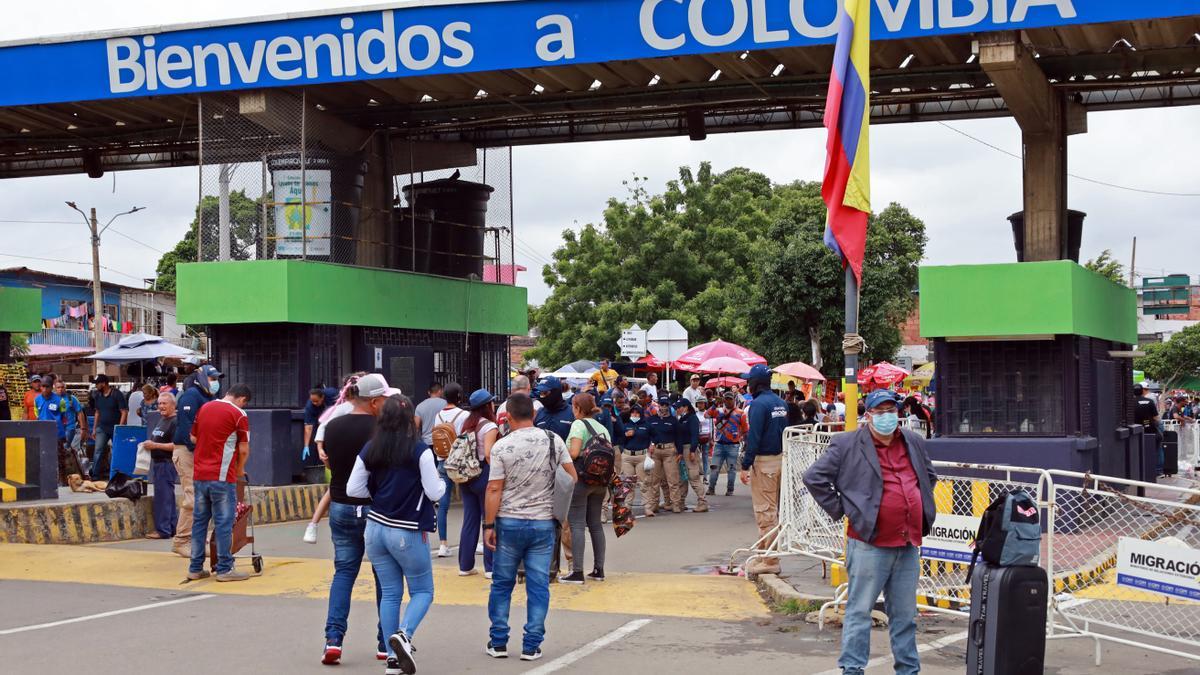 Colombia agiliza el paso peatonal por los puentes fronterizos con Venezuela