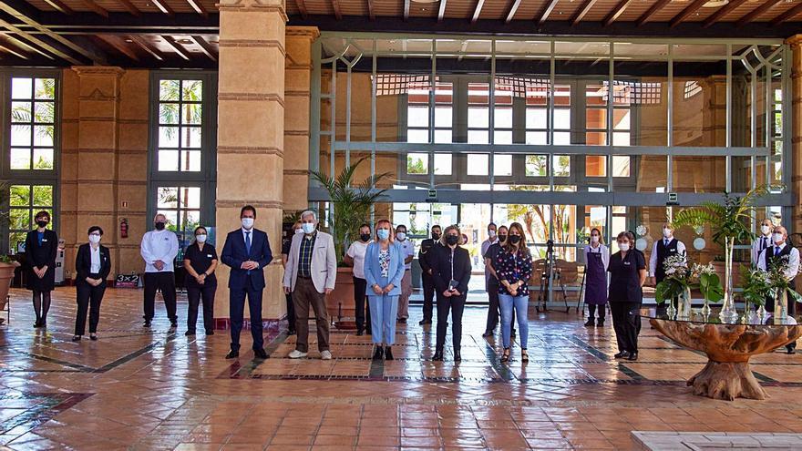 Las autoridades municipales adejeras posan con el director y personal del hotel H10 Costa Adeje Palace..