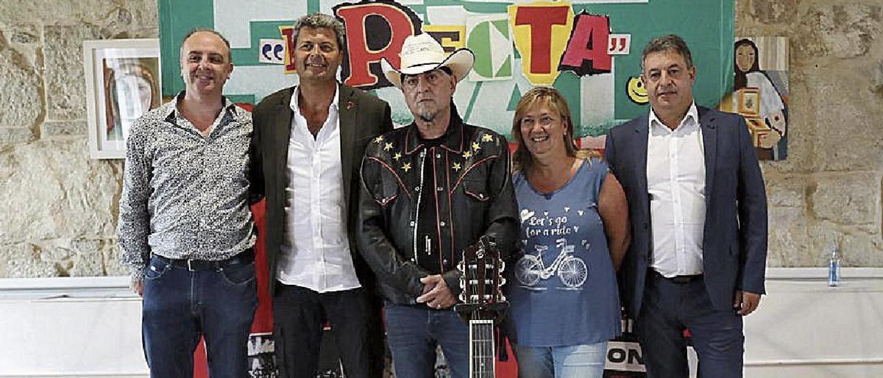 El alcalde Carlos Gómez, junto Carlos Segarra, la edil Mirian Costas y dos representantes de ACEBA, ayer en Baiona.