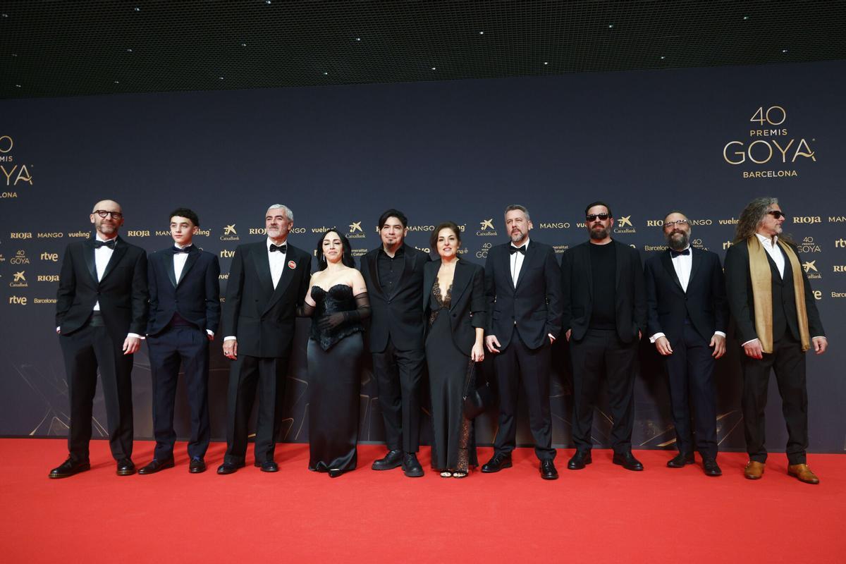 El equipo de "Buffet Paraiso" posa en la alfombra roja de los Premios Goya.