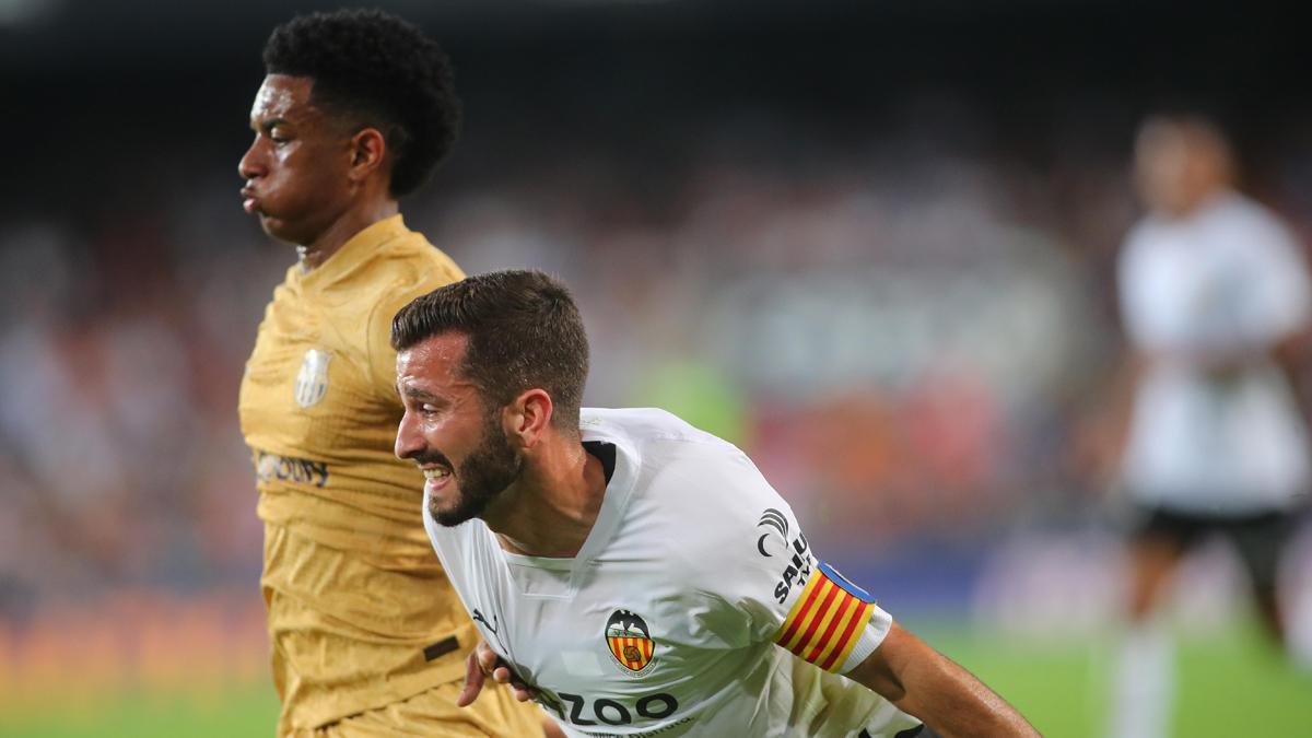 Balde y Gayà pugnan por un balón en el partido en Mestalla