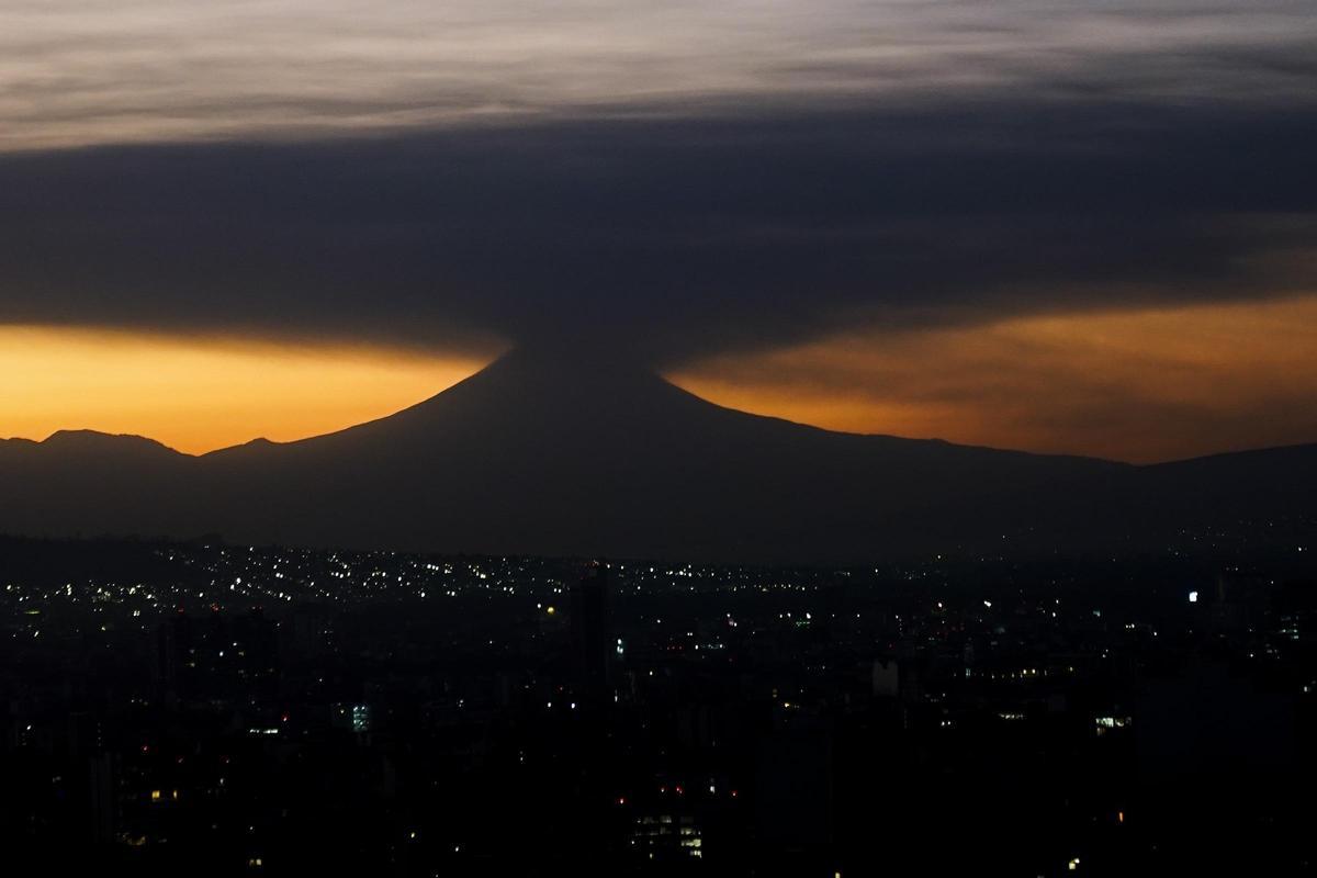 El volcán Popocatépetl, en México, volvió a cobrar vida.Una gran erupción del volcán Popocatépetl, arrojó enormes columnas de humo y cenizas a unos dos kilómetros de su cráter y obliga a cancelar vuelos en el aeropuerto de Ciudad de México