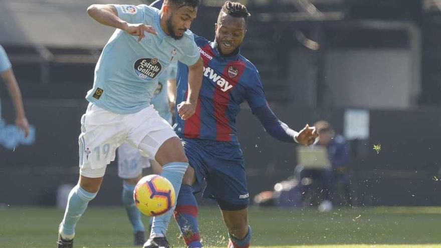 Boufal trata de escaparse de un contrario durante el partido de ayer. // Ricardo Grobas