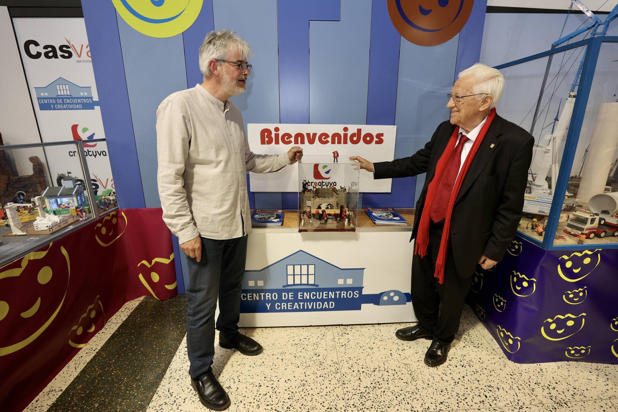 EN IMÁGENES: El Padre Ángel visita la exposición de clicks de El Entrego