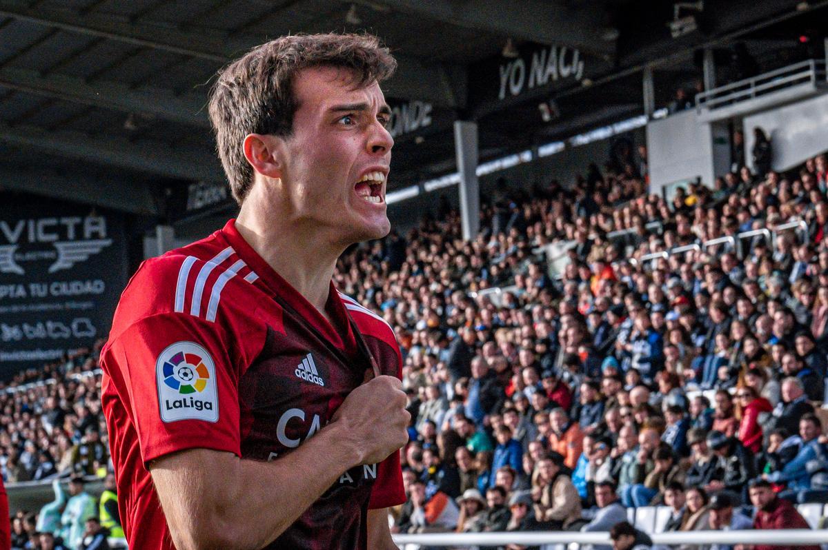 Francho Serrano celebra el segundo gol del Zaragoza en Burgos.