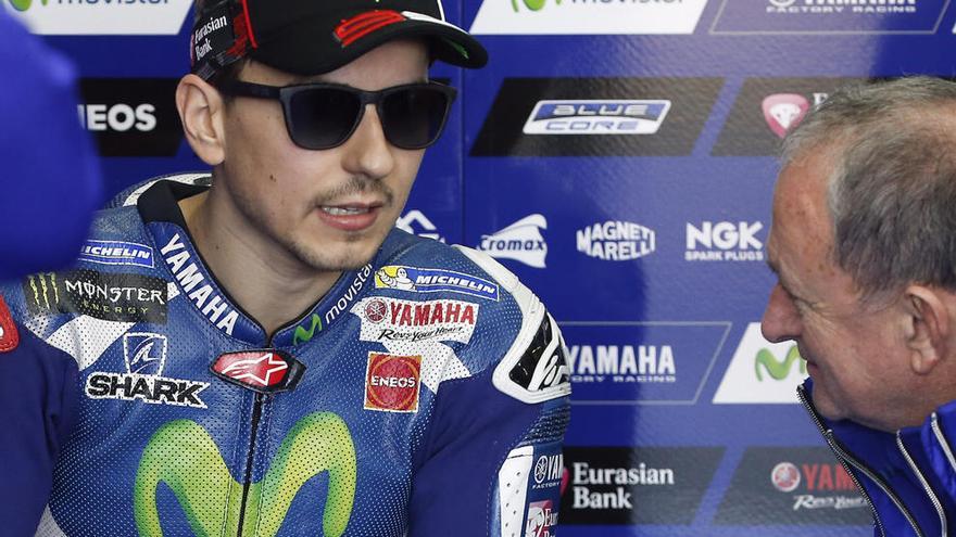 Lorenzo domina en Cheste a ritmo de récord