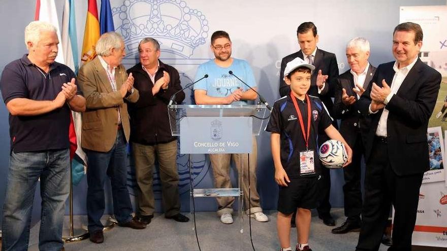 Javier Pazos Pérez recibe el premio al esfuerzo, ayer durante la presentación en el Concello.