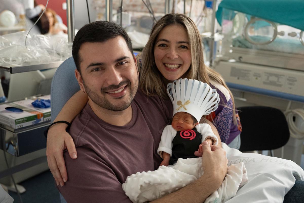 Los bebés ingresados en la UCI neonatal del Clínic se convierten en pequeños cocineros por Carnaval