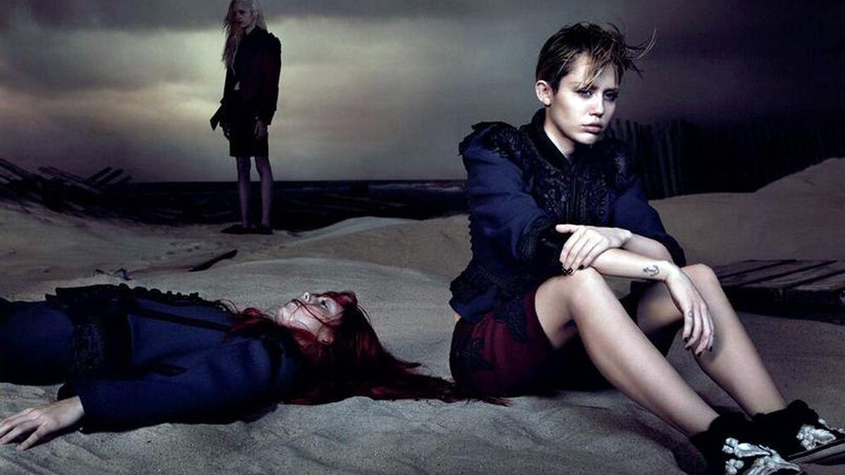 Campaña de Miley Cyrus para Marc Jacobs, en la que aparecía junto a un cadáver.