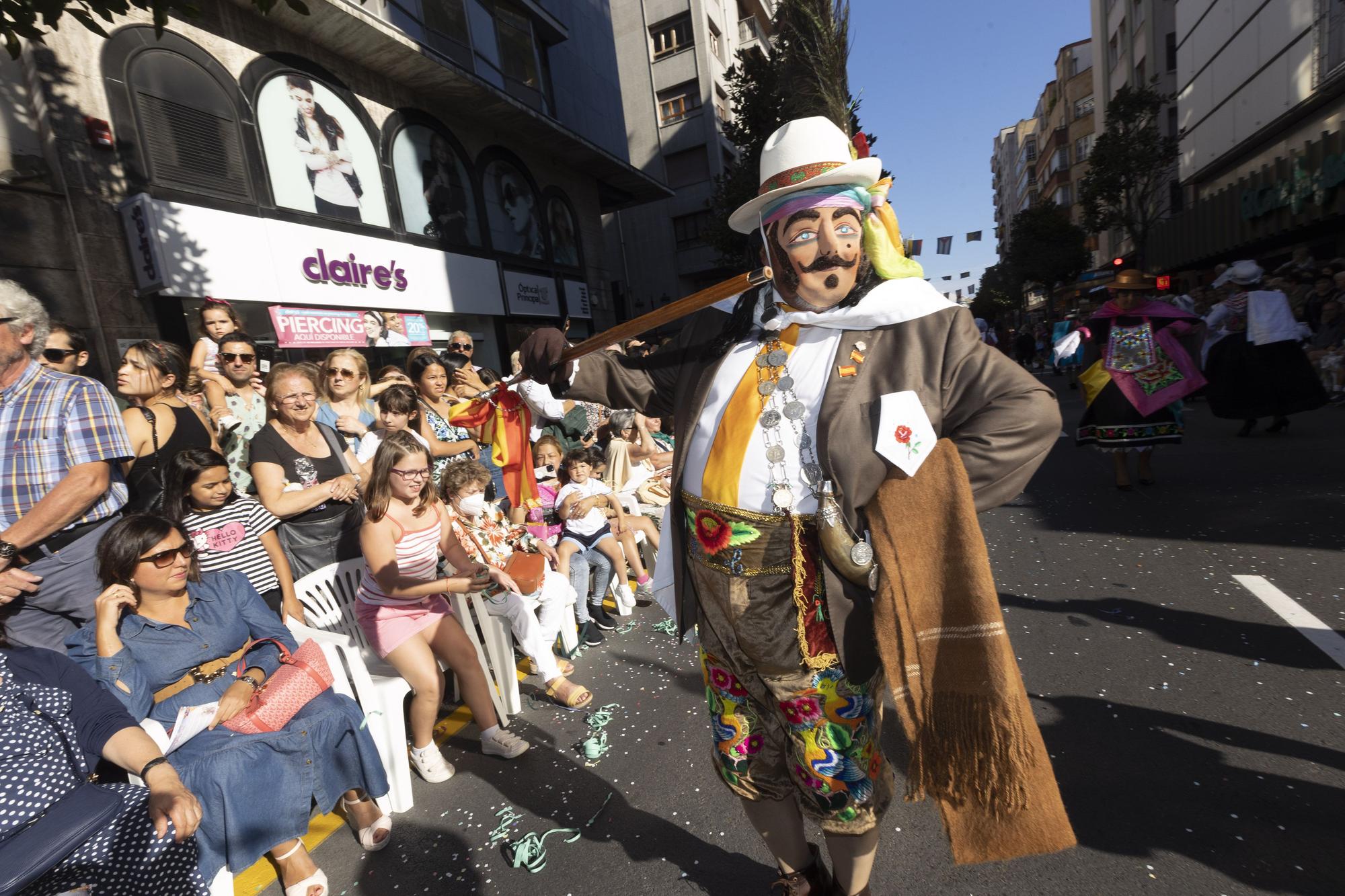 En Imágenes: El Desfile del Día de América llena las calles de Oviedo en una tarde veraniega