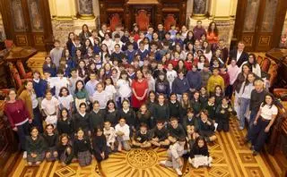 El Palacio Municipal de A Coruña alberga la entrega de licencias de venta para los más de 420 niños de Proxecto Semente