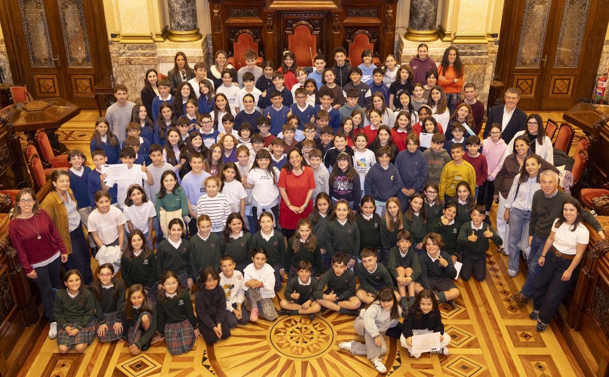 Alumnos y profesores de los centros participantes en Semente en el Palacio Municipal, con la alcaldesa en el centro de la primera fila en pie.