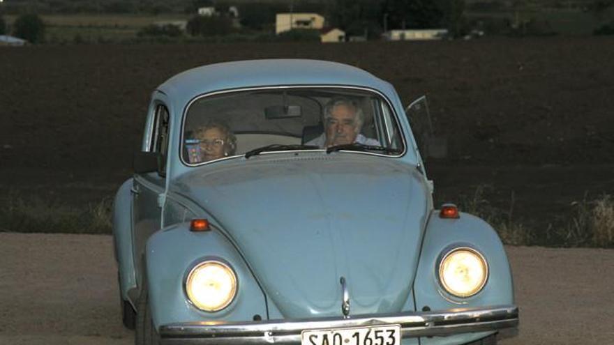 Mujica y Carmena pasean en el escarabajo azul del expresidente uruguayo