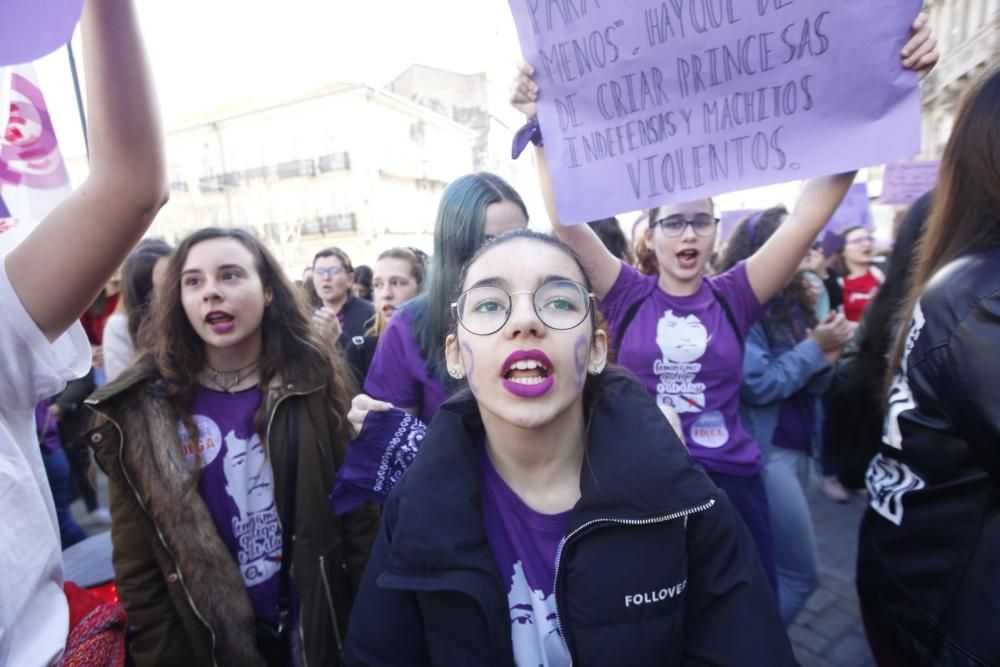 La "marea morada" recorre el centro de Vigo en el 8M