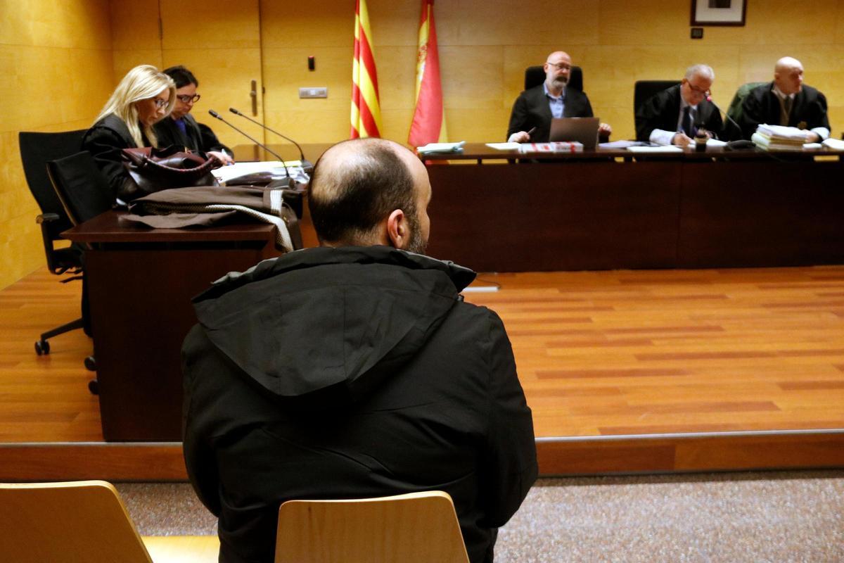 El conductor que va atropellar i matar un matrimoni a Roses assegut al banc dels acusats de l'Audiència de Girona.
