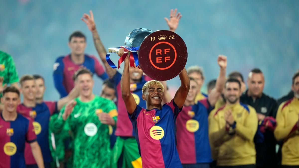 El Barça levanta el título de campeón de LaLiga EA Sports.