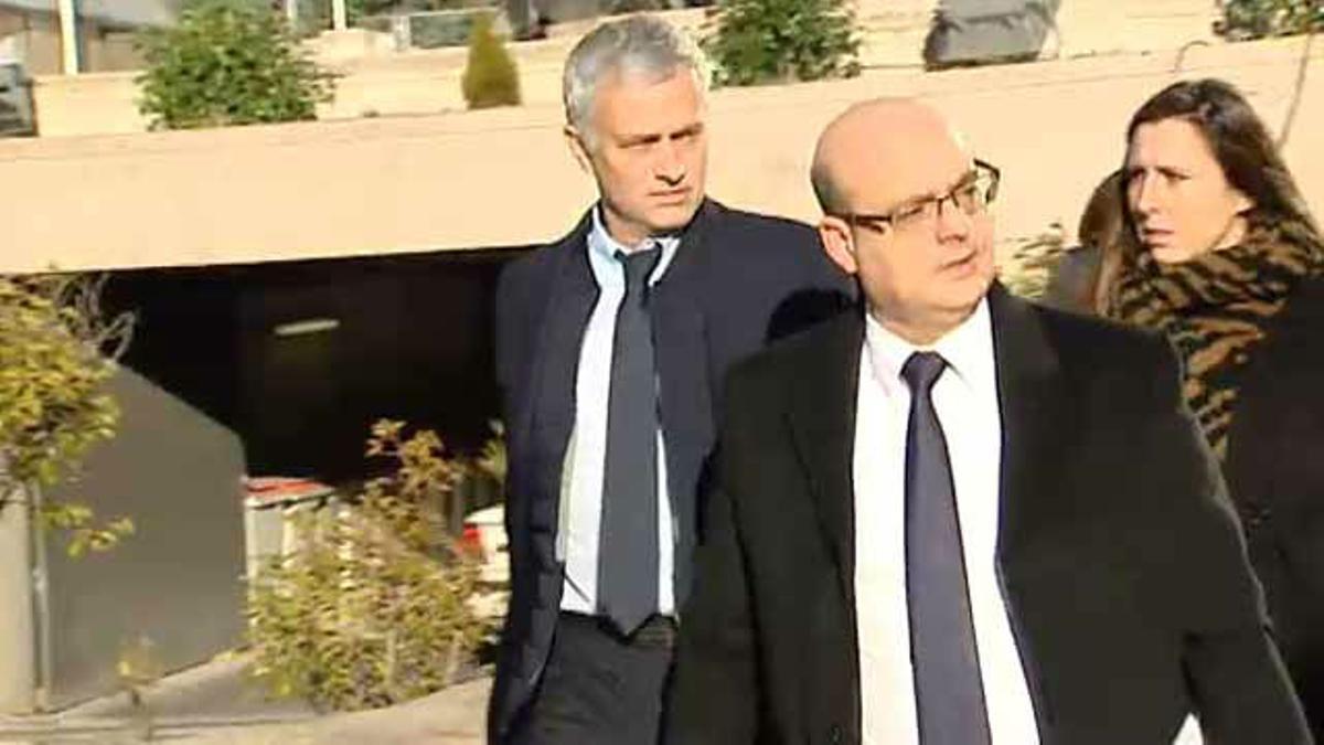 Mourinho sale de la Audiencia Provincial tras ser condenado a un año de cárcel y 2,2 millones de multa