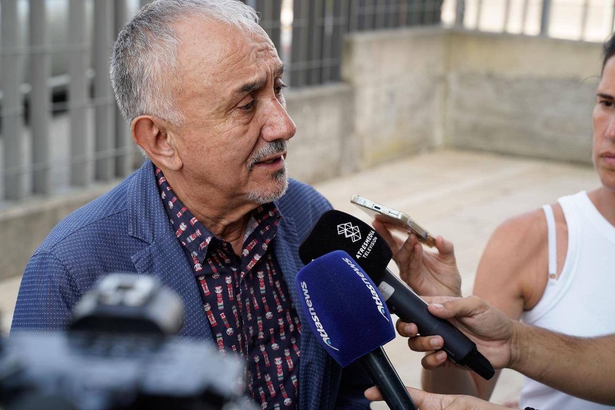 Centenares de personas despiden al histórico sindicalista Suso Díaz, padre de Yolanda Díaz