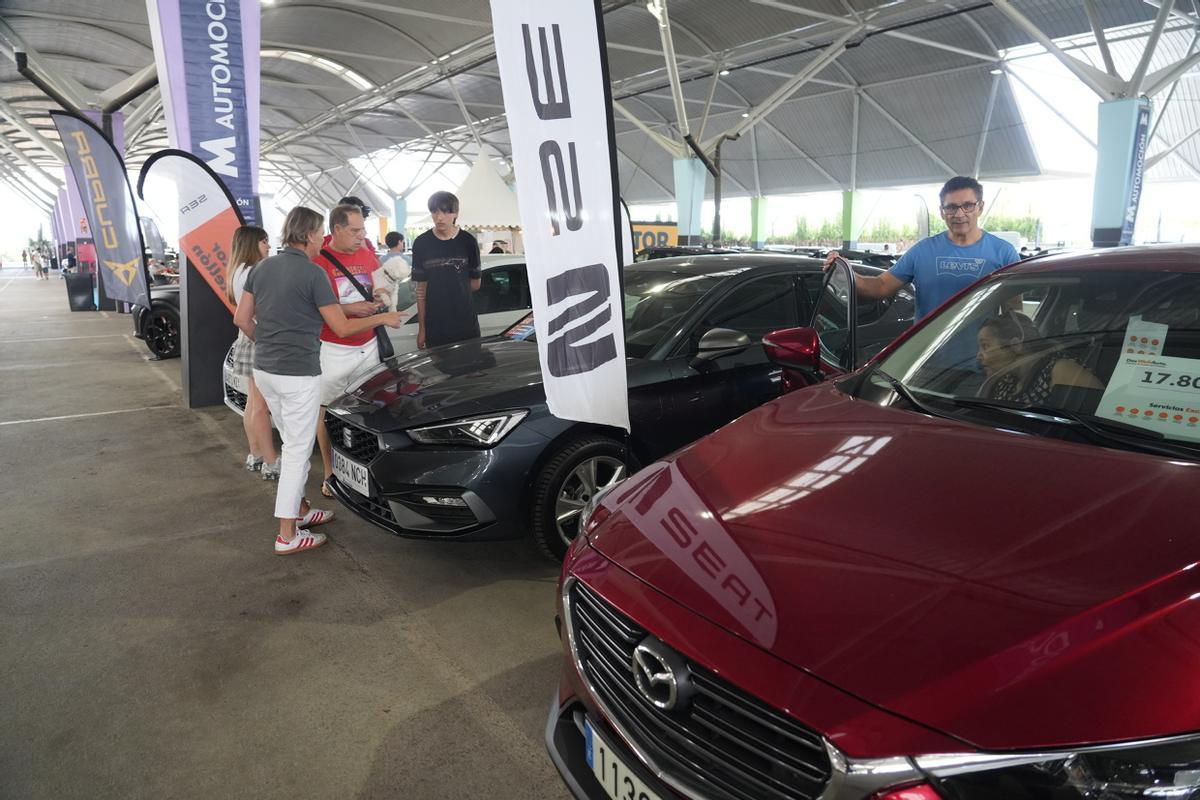 Galería: Los clientes observan los coches de Motorocasión.