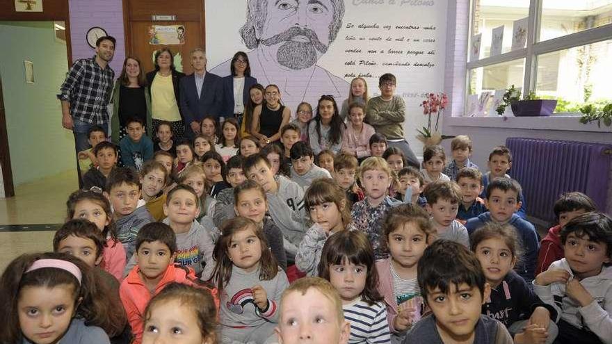 O alumnado do CEIP de Piloño e, ao fondo, o mural, cargos políticos e culturais. // Bernabé/Javier Lalín