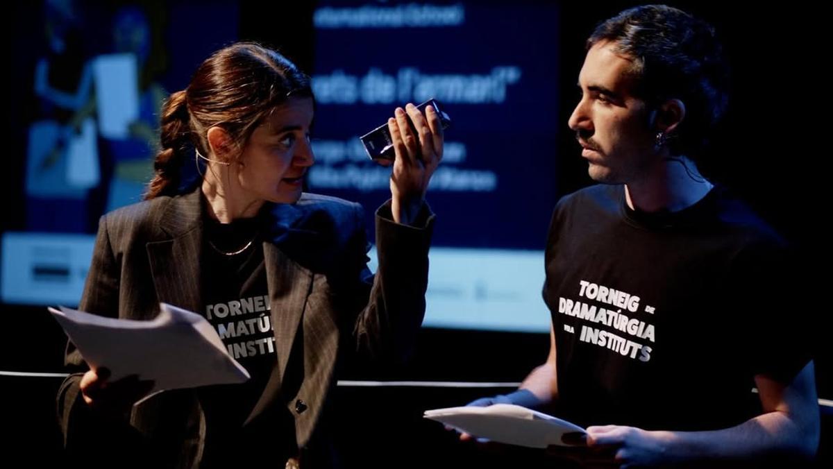 Els actors Alba Pujol i Martí Atance van donar vida al text dels alumnes del Deulofeu.