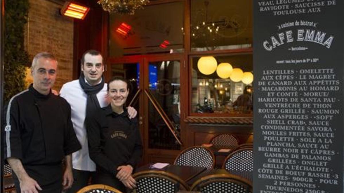 Daniel Brin (izquierda), Romain Fornell y Raquel Ripollés, en Café Emma. Foto: Albert Bertran