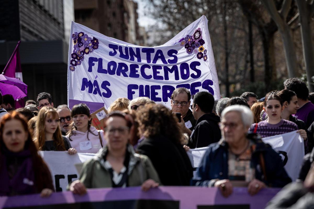 En imágenes | La marea feminista viste de morado el centro de Zaragoza por el 8M