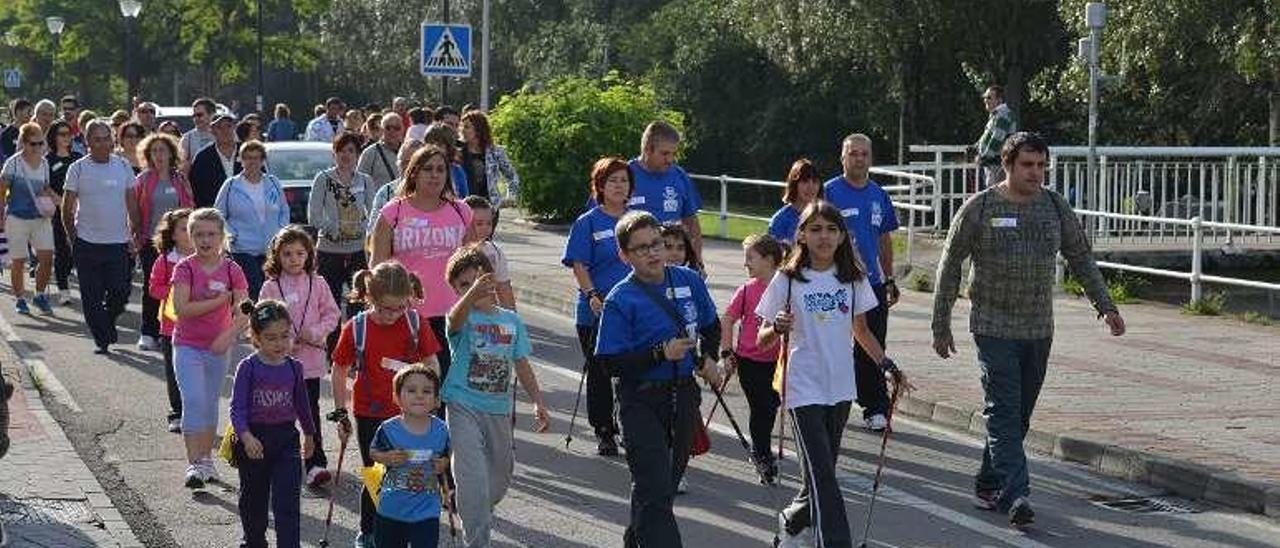 Una actividad de &quot;nordic walking&quot; celebrada en Langreo.