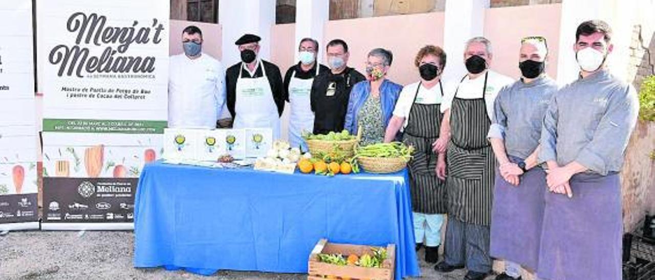 Participantes en la «Muestra de paella de fetge de bou» en el Palauet de Nolla de Meliana. | A.M.