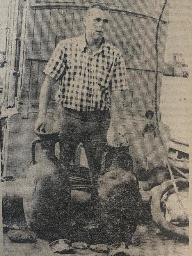 Juan Barreiro, en la imagen publicada por FARO en 1982 cuando encontró restos romanos en Punta Fradiño.