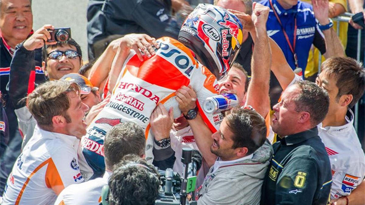 Dani Pedrosa celebró con su equipo la victoria