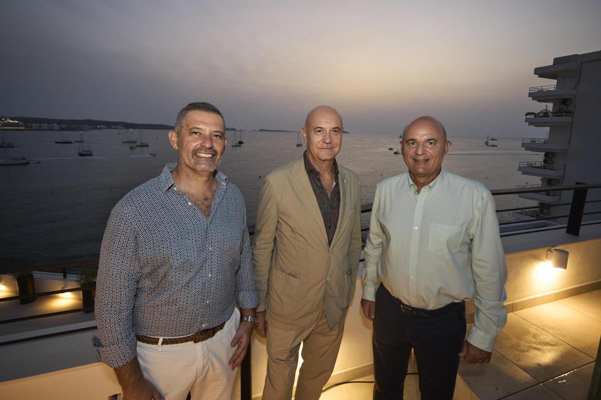 El presidente del Consell de Ibiza, Vicent Marí, con Juan Miguel Costa, director insular de Turismo, y Antonio Domenech, director general de Vibra Hotels.