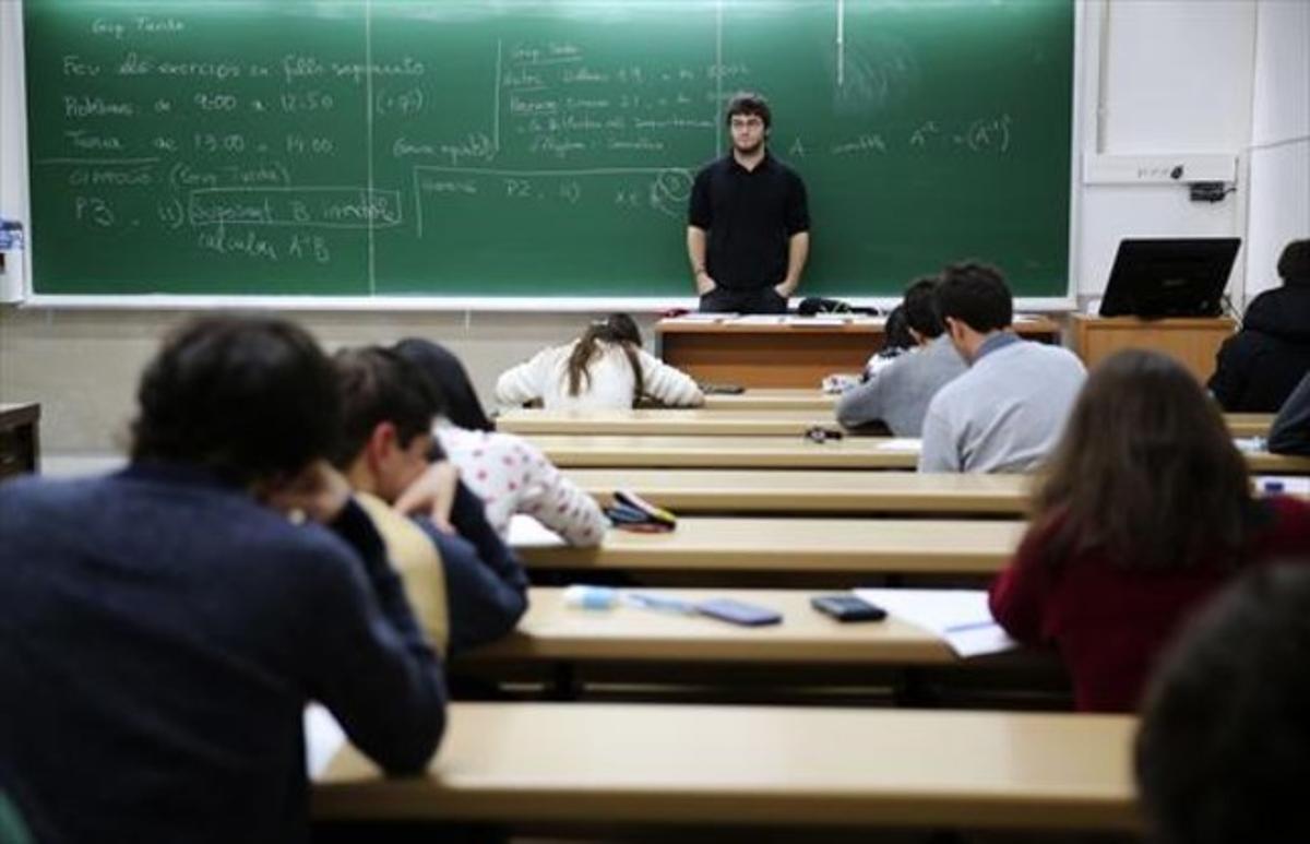 Unos estudiantes universitarios  en pleno examen de Matemáticas.