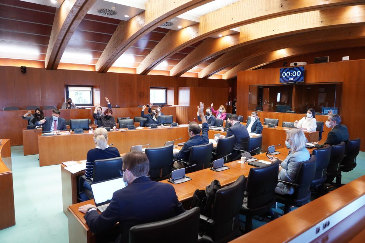 Votación en la Comisión de Hacienda del dictamen de los Presupuestos de Aragón de 2022, este martes.