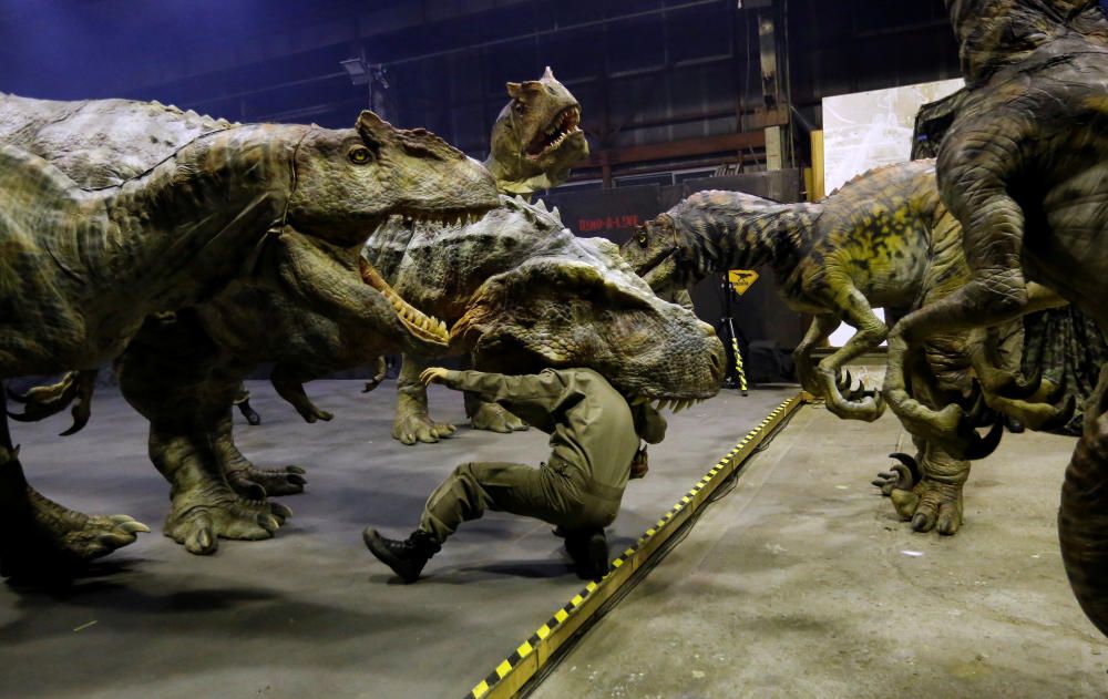 Una compañía japonesa diseña criaturas robóticas prehistóricas de ocho metros dirigidas por humanos en Tokorozawa, Japón.