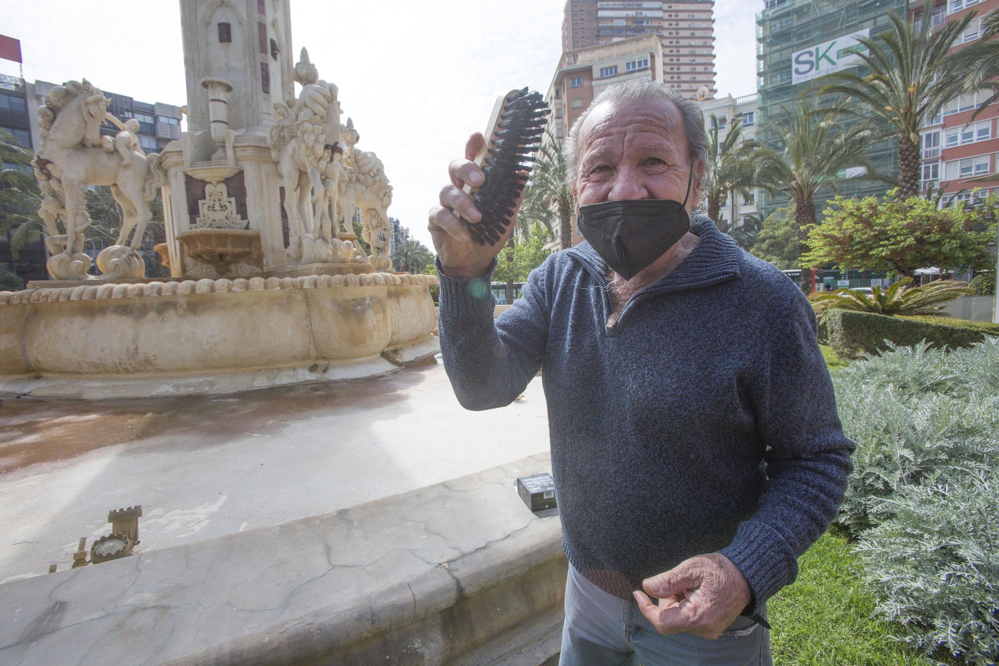 Así limpia a mano la fuente de Luceros de Alicante un espontáneo