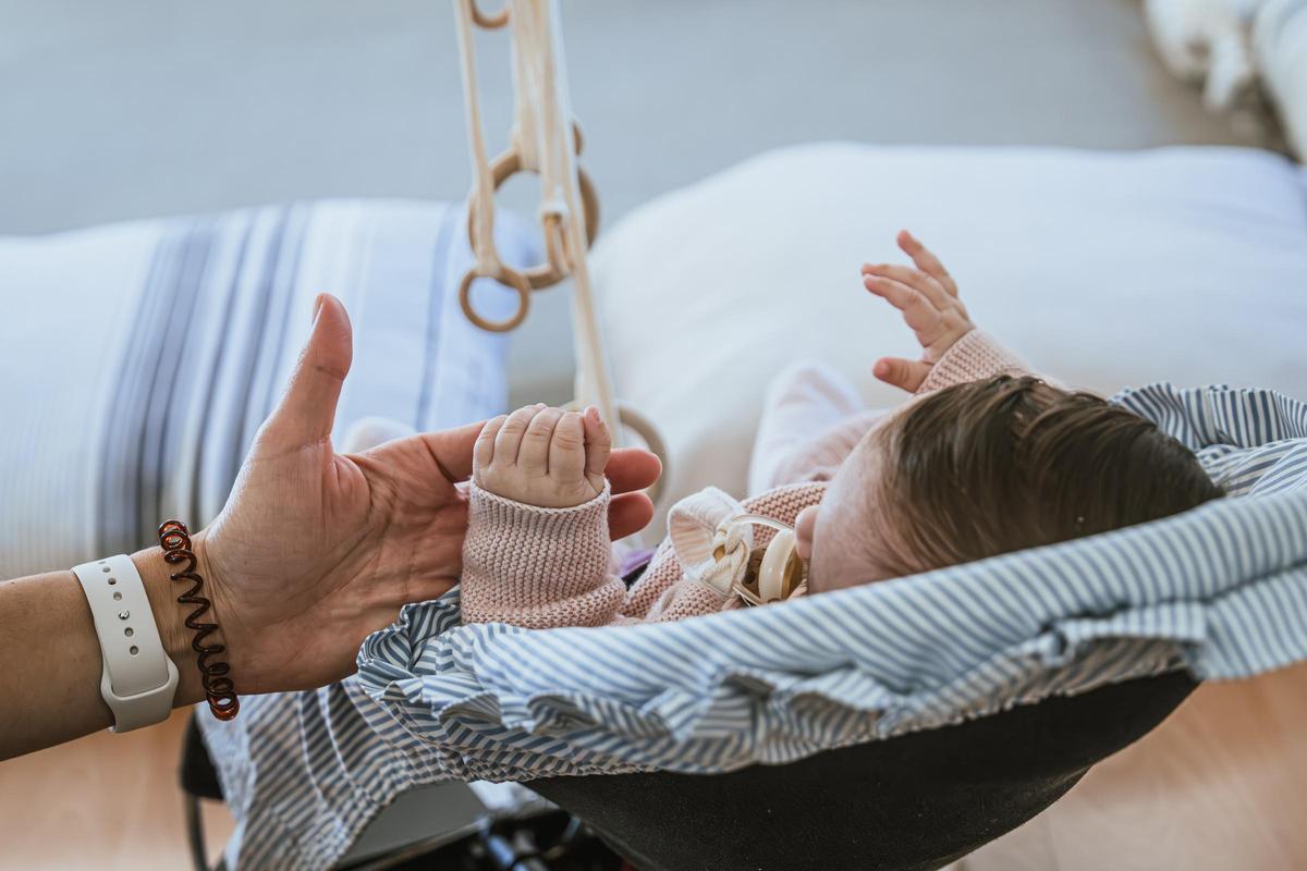Un bebé agarra la mano de su madre. Foto archivo