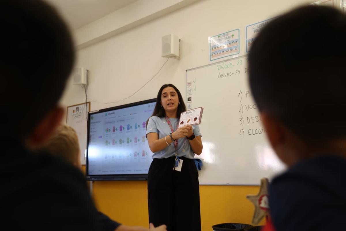 Una maestra en una clase de refuerzo de la lectura en Alicante