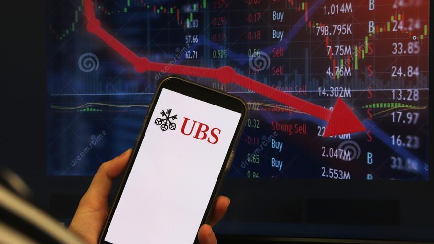 Una pantalla de mòbil amb el logo d'UBS aquest dilluns