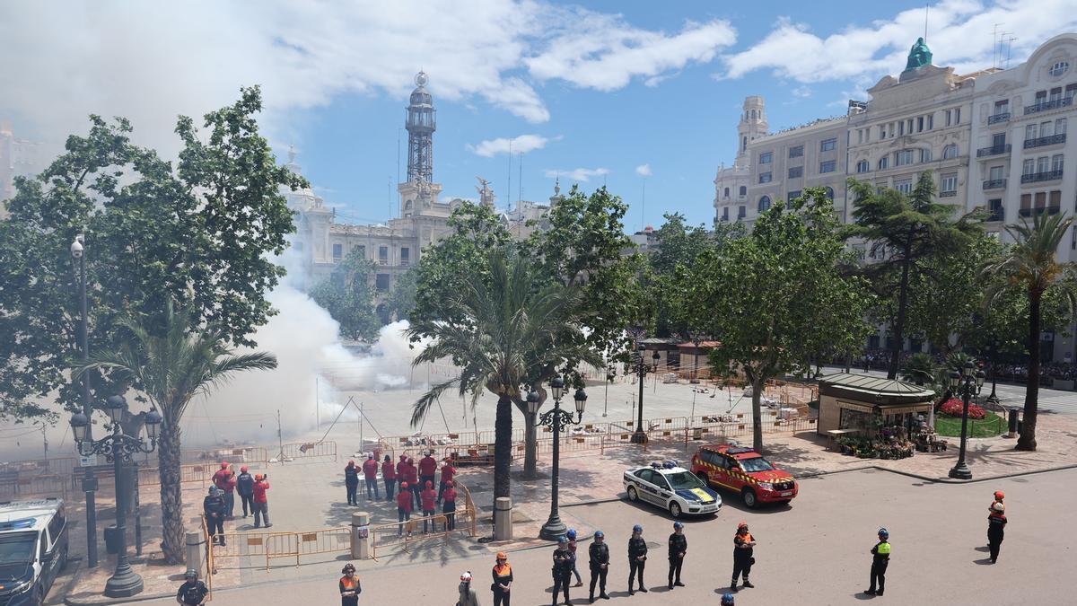 La mascletà del día de la Virgen de los Desamparados, en imágenes