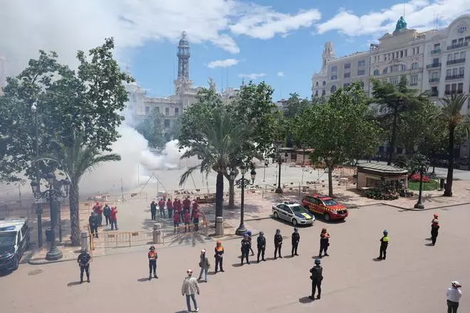 La mascletà del día de la Virgen de los Desamparados, en imágenes