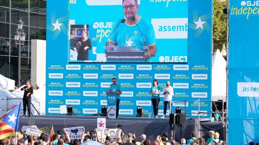 Josep M. Cervera, fent un parlament a l&#039;escenari de la manifestació.