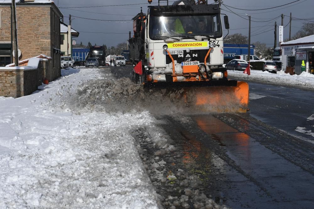 La nieve complica el tráfico en la A-6