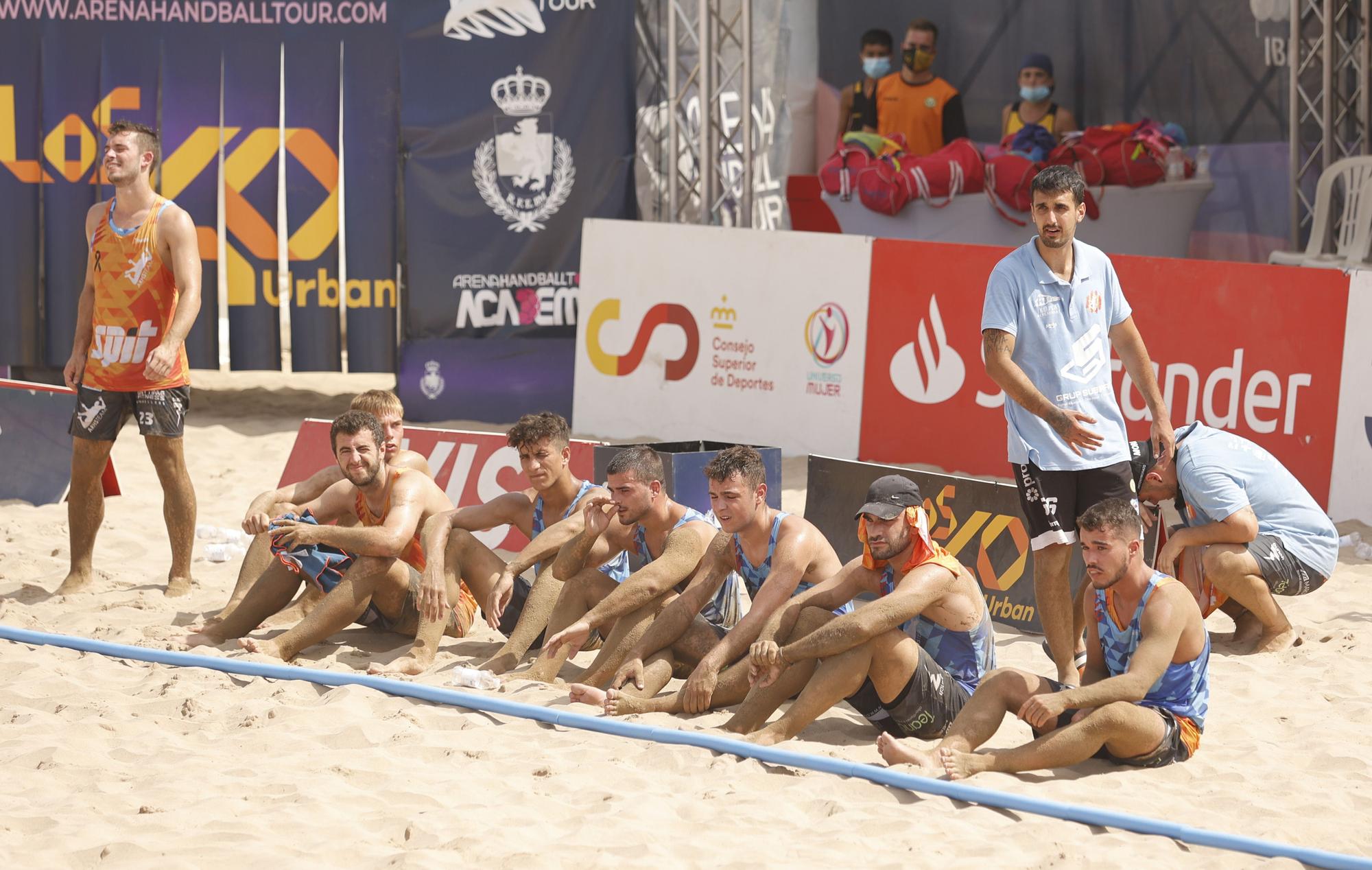 La Malva-rosa acoge la espectaculariad del balonmano playa