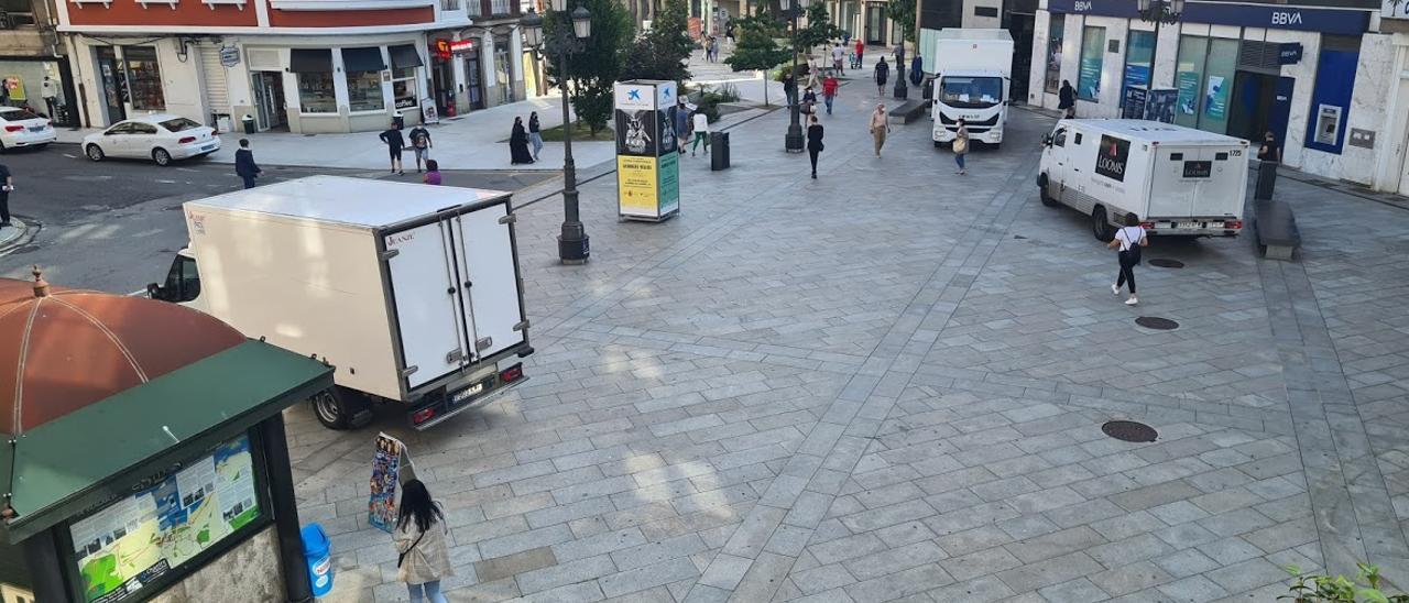 Vehículos en la peatonalizada Praza de Galicia.