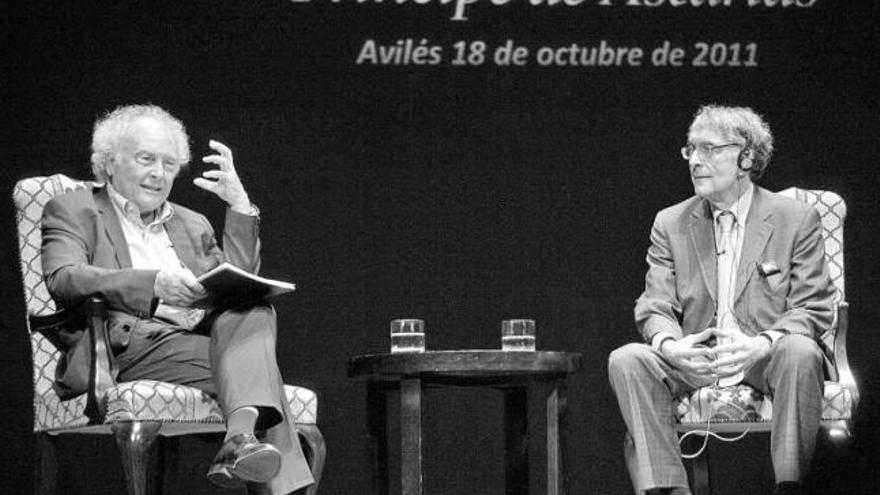 Eduard Punset y Howard Gardner, ayer, durante el coloquio en el teatro Palacio Valdés de Avilés.