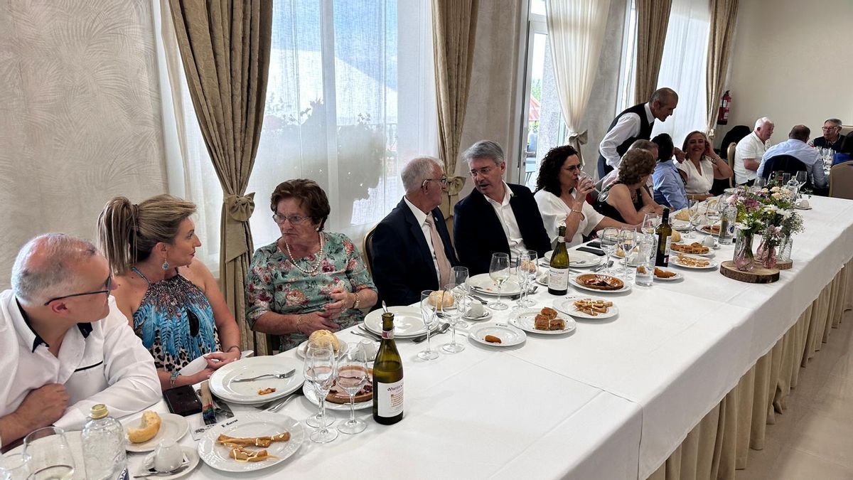 Las mesa presidencial, con el alcalde José Cacabelos.