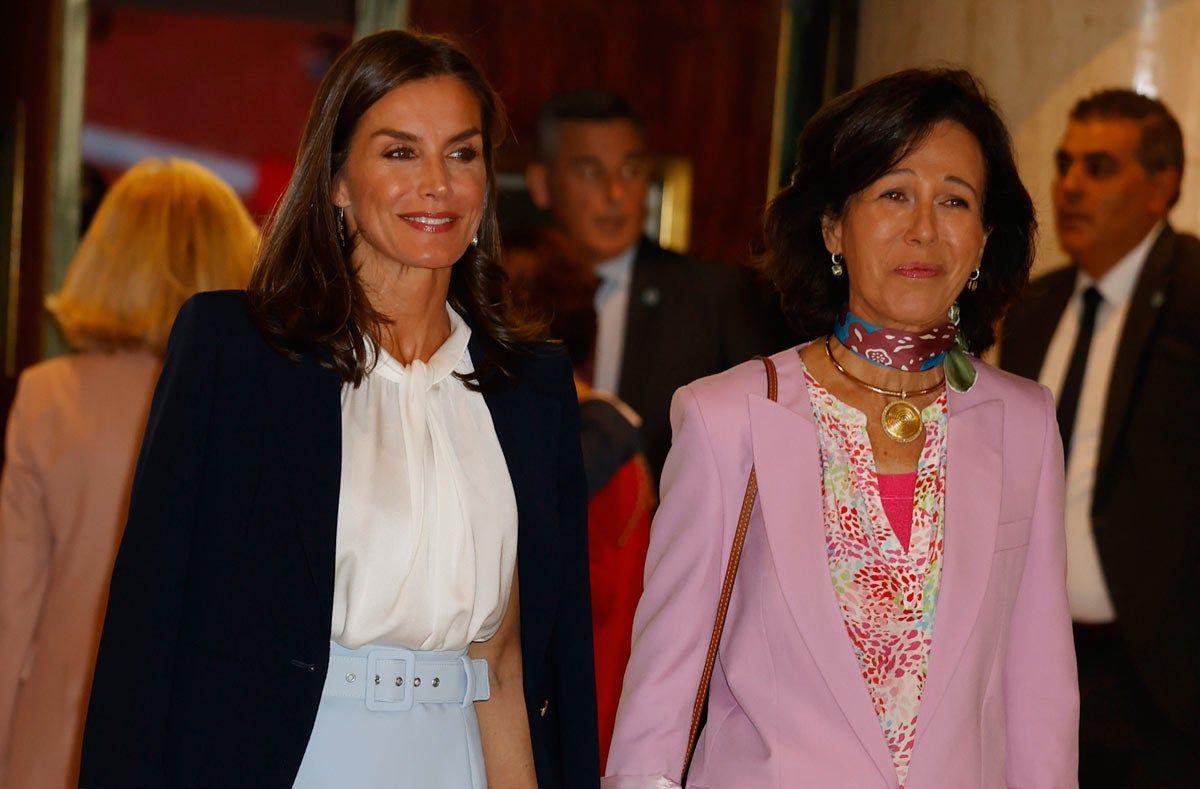 La reina Letizia y Ana Botín en el acto de clausura de la XIV convocatoria de Proyectos Sociales 'Euros de tu nómina'